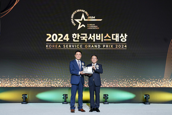 롯데건설의 주거브랜드 롯데캐슬이 '2024 한국서비스대상' 아파트부문에서 종합대상, 박현철 부회장은 최고경영자상을 수상했다. 사진은 지난 3일 열린 시상식에 참석했던 이부용(왼쪽) 롯데건설 주택사업본부장. /사진=롯데건설