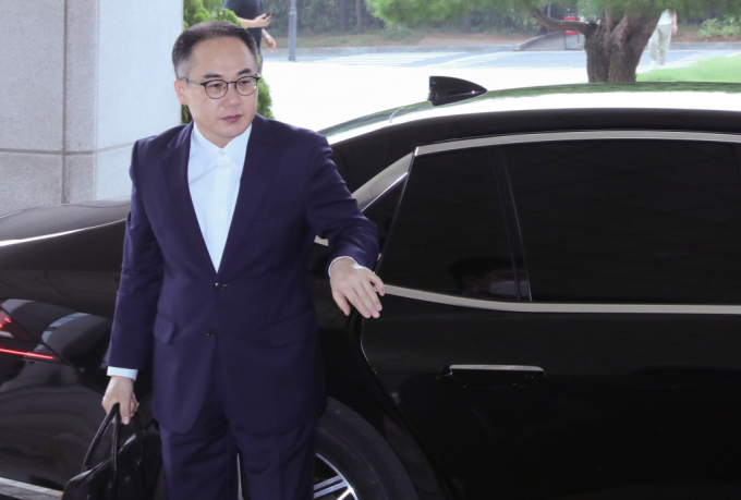 이원석 검찰총장이 더불어민주당의 현직 검사 탄핵소추 추진에 대해 "상대가 비열하게 나와도 검찰이 부당한 외압에 굴복하지 말라"고 당부했다. 사진은 이원석 검찰총장이 4일 오전 서울 서초구 대검찰청으로 출근하는 모습. /사진=뉴스1