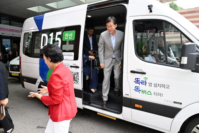 이민근 안산시장이 안산스마트허브 똑버스 개통식에서 똑버스 체험을 하고 있다 / 사진 = 안산