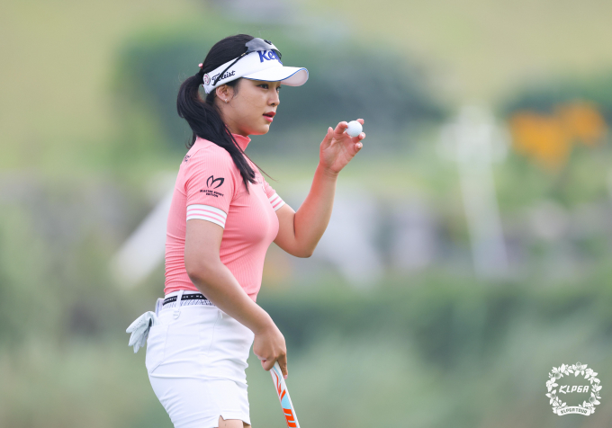 윤이나가 롯데 오픈 1라운드 14번 홀에서 파세이브 후 홀아웃 하고 있다. /사진= KLPGA