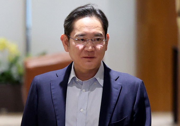  이재용 삼성전자 회장이 미국 출장을 마치고 6월13일 오후 서울 강서구 서울김포비지니스항공센터를 통해 귀국하고 있다. /사진=뉴스1