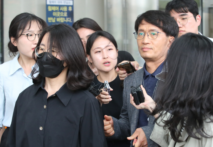 청역 인도 차량돌진 사고를 수사 중인 남대문경찰서 수사관들이 4일 오후 운전자 차모씨(68)에 대한 방문 조사를 마치고 서울 종로구 서울대병원을 나섰다. /사진=뉴스1