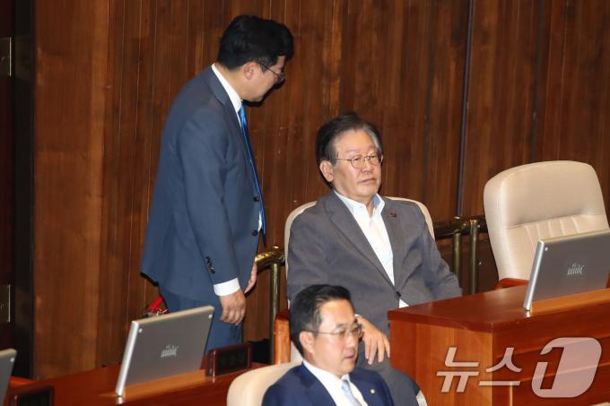 [사진] 대화하는 이재명-박찬대