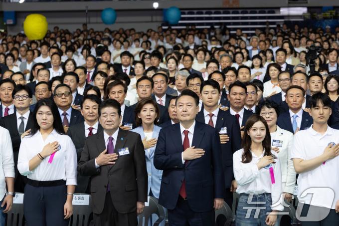 [사진] 자유총연맹 창립 기념식에서 국기에 경례하는 윤석열 대통령