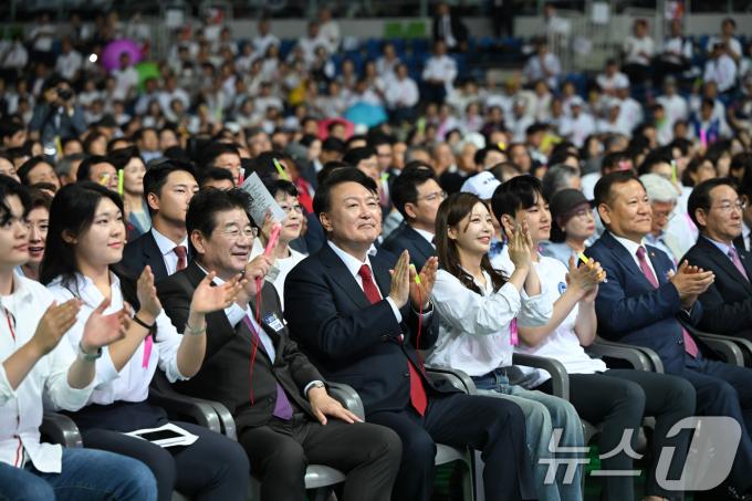 [사진] 자유총연맹 창립 기념식에서 박수치는 윤석열 대통령