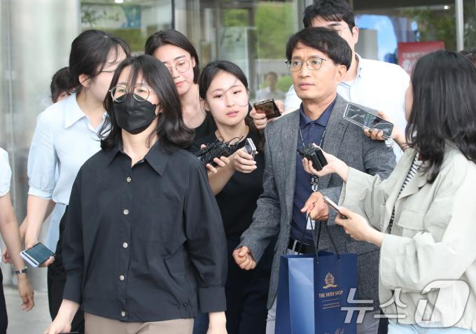시청역 인도 차량돌진 사고를 수사 중인 남대문경찰서 수사관들이 4일 오후 운전자 차 모 씨(68)에 대한 방문 조사를 마치고 서울 종로구 서울대병원을 나서고 있다. 경찰은 차 씨를 교통사고처리특례법상 업무상 과실치사상 혐의로 입건하고 구속영장 신청 여부를 검토하고 있다. 2024.7.4/뉴스1 ⓒ News1 임세영 기자