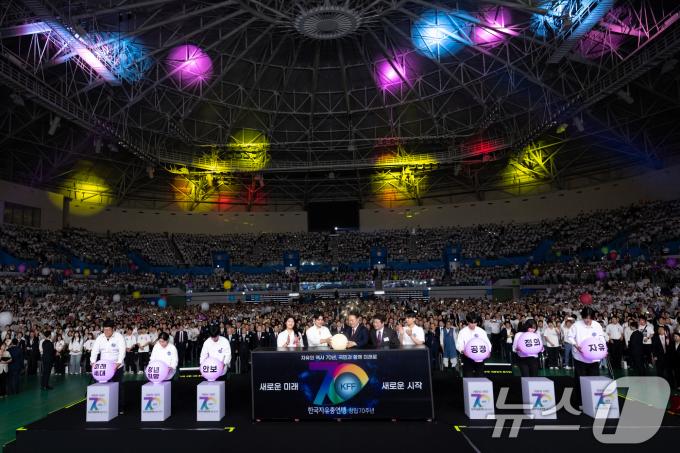 [사진] 윤석열 대통령, 자유총연맹 비전 선포 퍼포먼스 참여