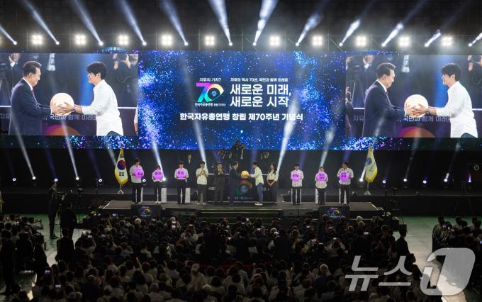 [사진] 윤석열 대통령, 자유총연맹 비전 선포 퍼포먼스 참여