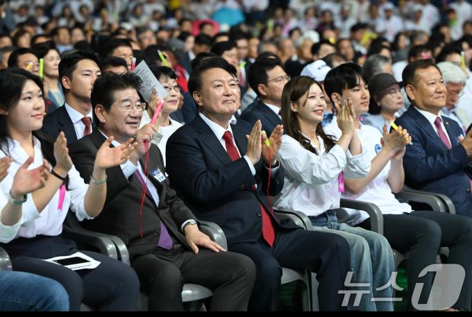 [사진] 자유총연맹 창립 기념식에서 박수치는 윤석열 대통령