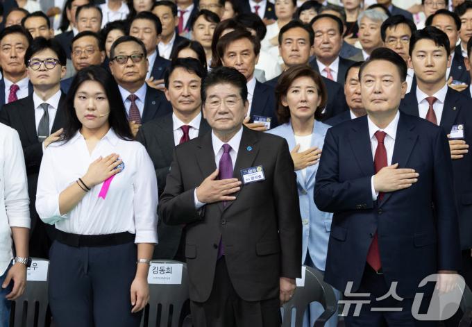 [사진] 당권 주자들과 함께 국기에 경례하는 윤석열 대통령