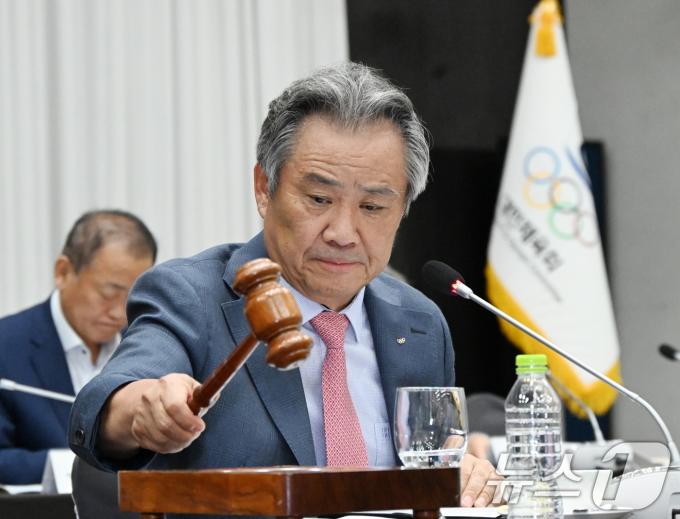 이기흥 대한체육회 회장이 4일 오후 서울 송파구 서울올림픽파크텔에서 열린 2024년 임시 대의원 총회에서 의사봉을 두드리고 있다. (대한체육회 제공) 2024.7.4/뉴스1