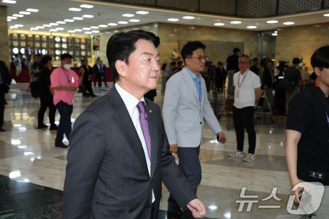 [사진] 채상병 특검법 표결하고 나오는 안철수 의원