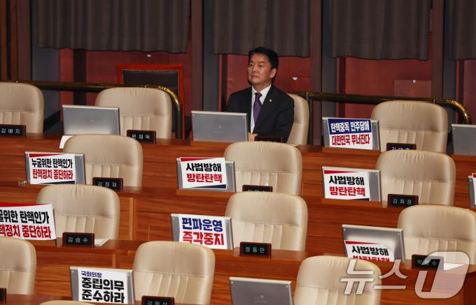 [사진] 채상병 특검법 가결, 홀로 자리한 안철수