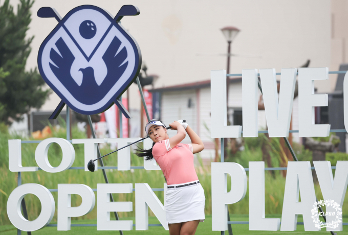 KLPGA 투어 롯데 오픈 1라운드 공동선두에 오른 윤이나. /사진= KLPGA