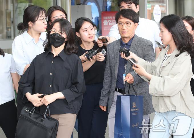 시청역 인도 차량돌진 사고를 수사 중인 남대문경찰서 수사관들이 4일 오후 운전자 차 모 씨(68)에 대한 방문 조사를 마치고 서울 종로구 서울대병원을 나서고 있다. 경찰은 차 씨를 교통사고처리특례법상 업무상 과실치사상 혐의로 입건하고 구속영장 신청 여부를 검토하고 있다. 2024.7.4/뉴스1 ⓒ News1 임세영 기자