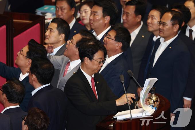 [사진] 곽규택 의원, 필리버스터 중지에 굳은 표정