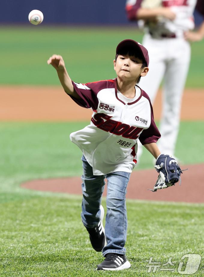 [사진] 시구하는 아역배우 김인우