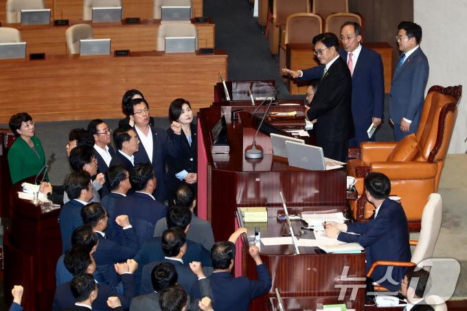 국민의힘 의원들이 4일 오후 서울 여의도 국회 본회의장에서 우원식 국회의장이 채상병 특검법 법안 처리 저지를 위한 무제한 토론(필리버스터)을 종결하려하자 항의하고 있다. 2024.7.4/뉴스1 ⓒ News1 이광호 기자