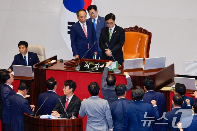 우원식 국회의장이 4일 오후 서울 여의도 국회 본회의장에서 해병대원 특검법 무제한 토론(필리버스터) 중지를 선언하고 종결동의의 건을 상정하자 국민의힘 의원들이 의장석에 몰려가 항의하고 있다. 2024.7.4/뉴스1 ⓒ News1 안은나 기자