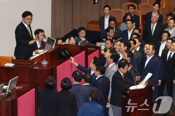 국민의힘 의원들이 4일 오후 서울 여의도 국회 본회의장에서 우원식 국회의장이 '순직 해병 수사 방해 및 사건 은폐 등의 진상규명을 위한 특별검사의 임명 등에 관한 법률안에 대한 무제한 토론 종결동의의 건'을 상정하자 항의를 하고 있다. 2024.7.4/뉴스1 ⓒ News1 김민지 기자