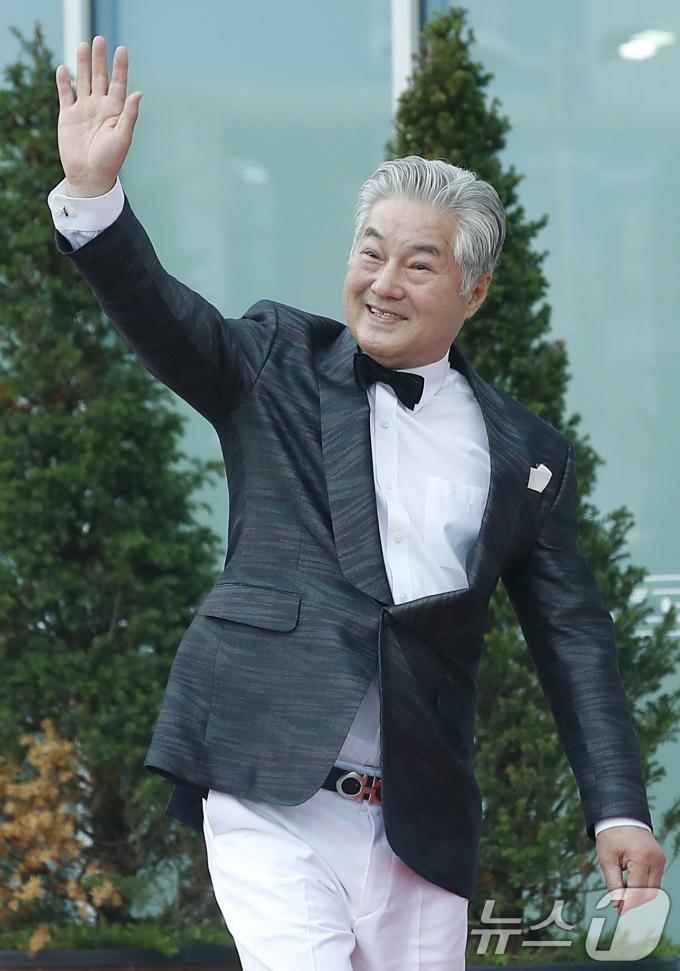 [사진] 한지일, 근사한 손 인사