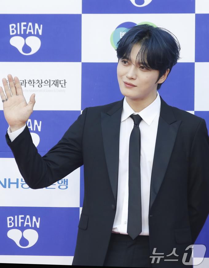 [사진] 김재중, 부드러운 손 인사