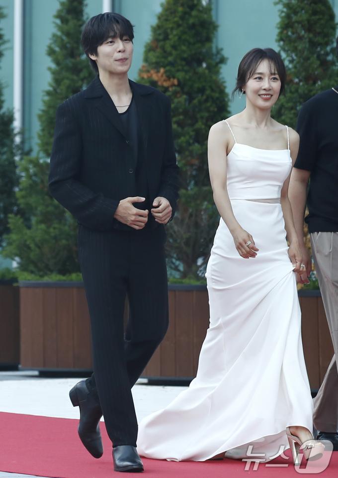 [사진] 이현우·문정희, 설레는 레드카펫