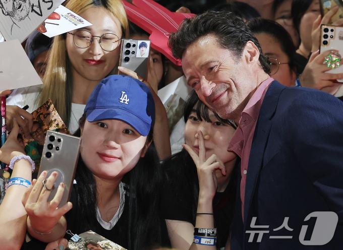 [사진] 휴 잭맨, 옆집 아저씨처럼 훈훈한 미소