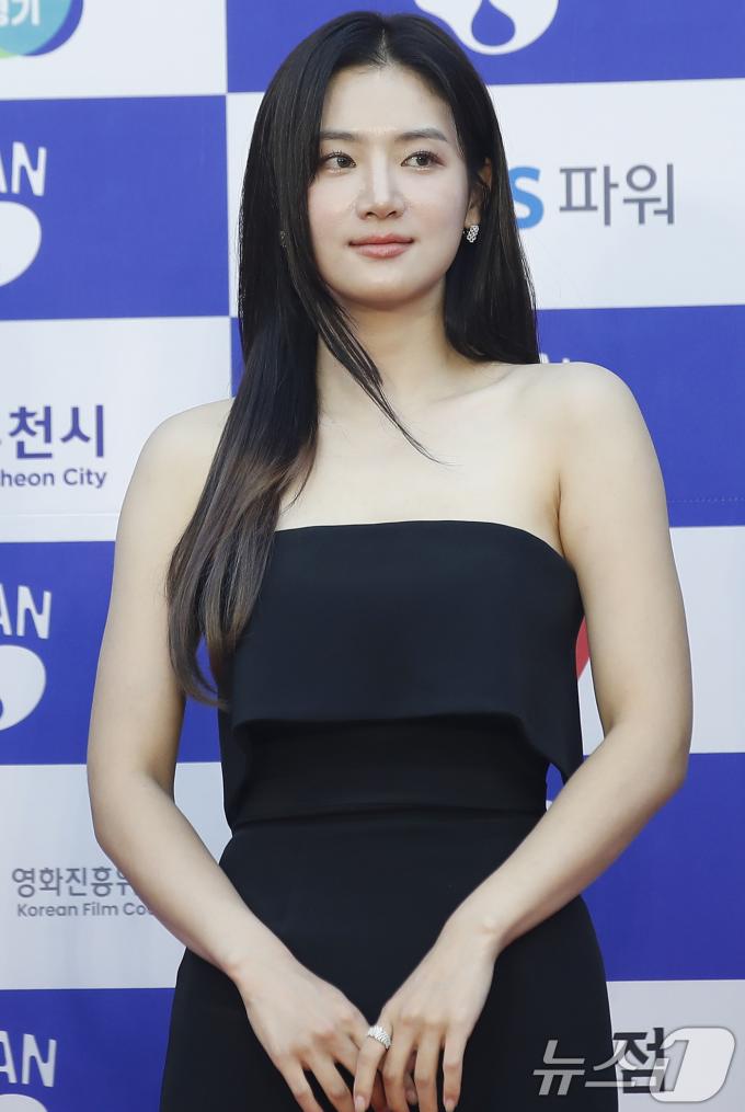 [사진] 박주현, 우아한 블랙 드레스