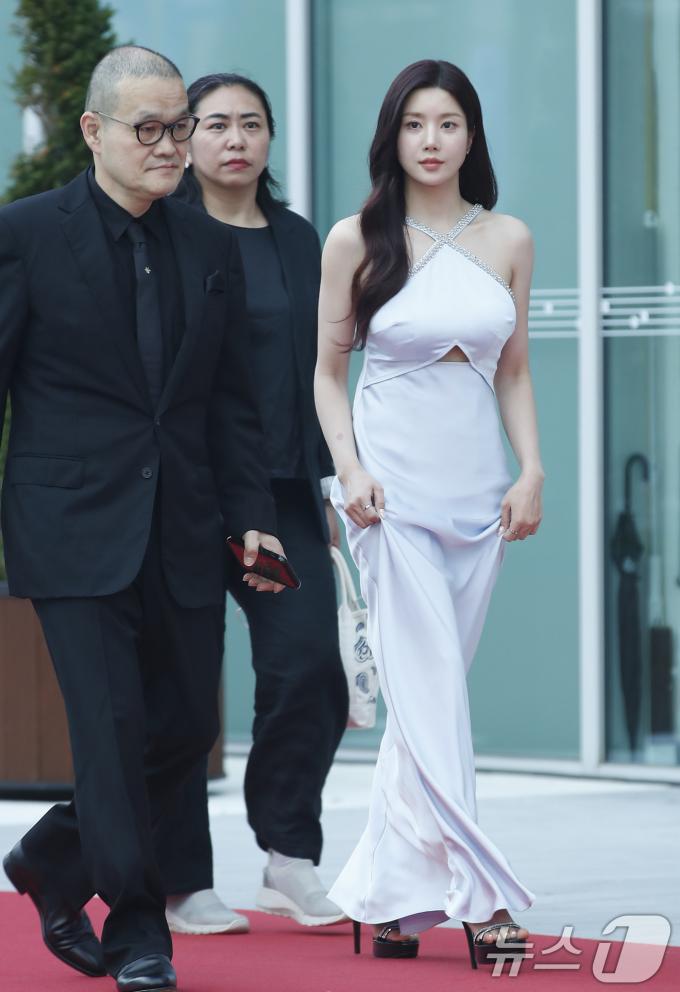 [사진] 배우로 레드카펫 밟는 권은비