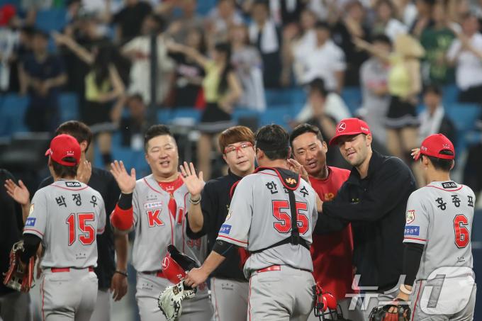 2일 오후 대구삼성라이온즈파크에서 열린 프로야구 '2024 신한 SOL 뱅크 KBO리그' KIA 타이거즈와 삼성 라이온즈의 경기, 연장 10회말 접전 끝에 9대 5 역전승을 거둔 KIA 선수들이 기뻐하고 있다. 2024.7.2/뉴스1 ⓒ News1 공정식 기자
