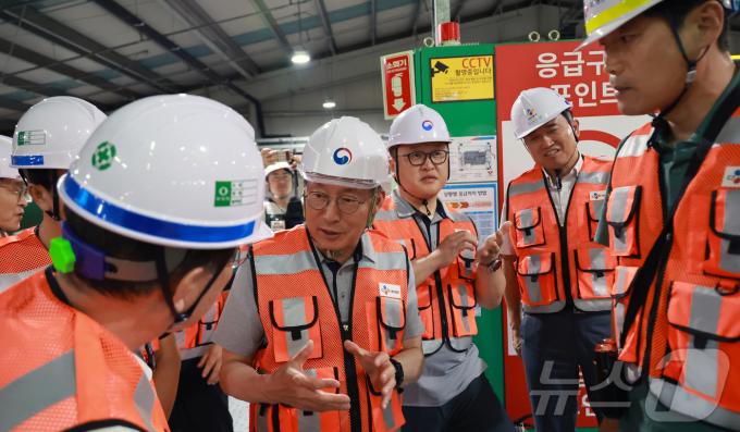 [사진] 김민석 고용노동부 차관, 물류센터 폭염 현장점검