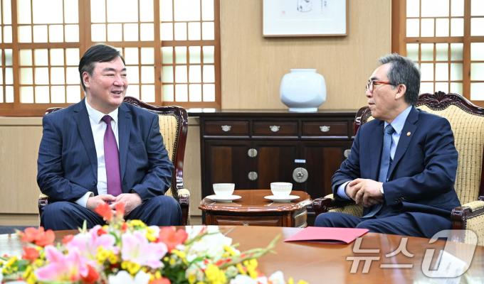 [사진] 조태열 외교부 장관과 대화하는 싱하이밍 대사