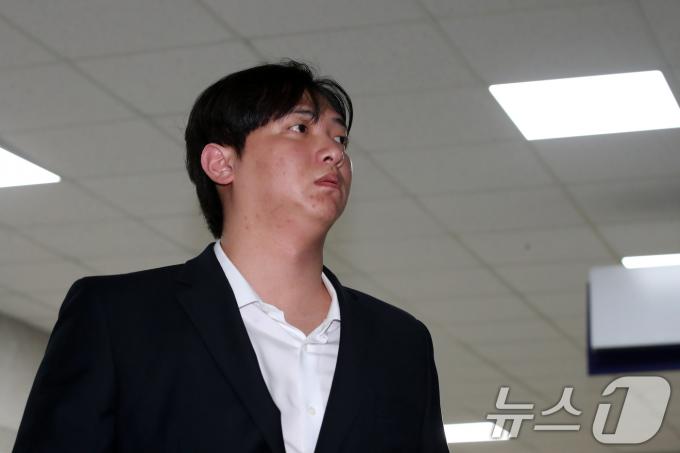 메이저리거 김하성을 협박해 돈을 뜯어낸 혐의를 받는 전직 프로야구선수 임혜동 씨가 4일 오전 서울 서초구 서울중앙지방법원에서 열린 구속 전 피의자 심문(영장실질심사)에 출석하고 있다.024.7.4/뉴스1 ⓒ News1 이승배 기자