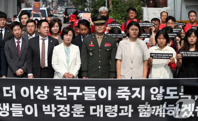 해병대원 순직사건 수사 이첩 관련 항명 및 상관명예훼손 혐의로 기소된 박정훈 전 해병대 수사단장(대령)이 지난달 11일 오전 서울 용산구 중앙지역군사법원에서 열린 5차 공판에 앞서 진행된 기자회견에서 참석자들의 발언을 듣고 있다. 2024.6.11/뉴스1 ⓒ News1 오대일 기자