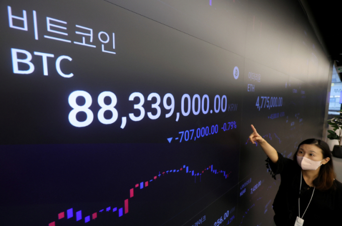 비트코인 가격이 5개월만에 5만7000달러대로 떨어졌다. 24일 서울 강남구 업비트 고객지원센터 전광판에 비트코인 시세가 표시되고 있다. 사진은 기사 내용과 직접적인 관련이 없음./사진=뉴시스 /사진=김진아