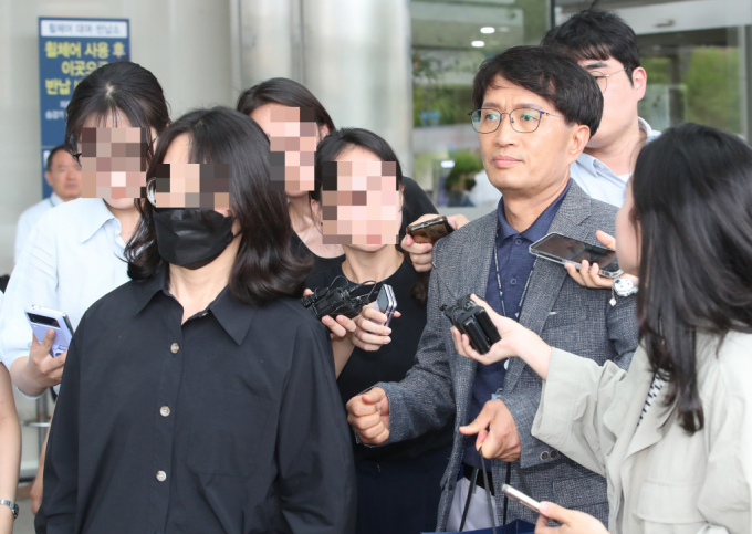 시청역 사고의 가해 운전자가 급발진으로 사고가 발생했다고 주장하는 가운데 법원이 피의자에 대한 체포영장을 기각하면서 수사가 난항을 겪을 것이란 전망이 나온다. 사진은 남대문경찰서 수사관들이 운전자 차씨에 대한 방문 조사를 마치고 서울대병원을 나서는 모습. /사진=뉴스1
