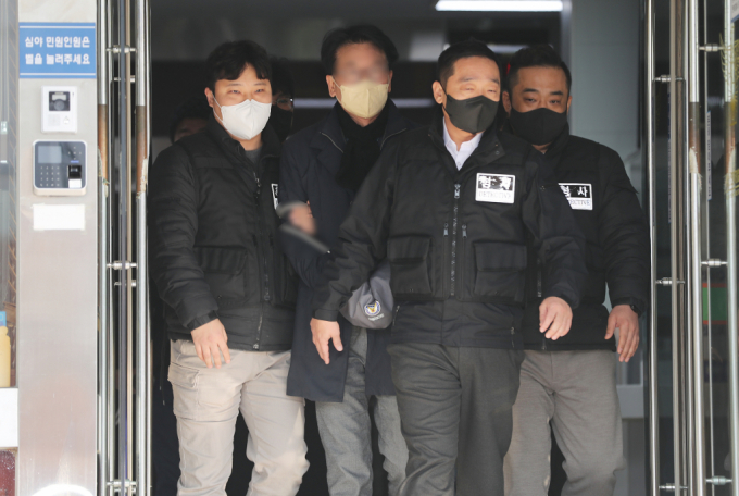 이재명 전 더불어민주당 대표를 살해하려한 혐의로 구속된 김모씨의 1심 선고가 5일 나온다. 사진은 이 전 대표를 살해하려고 흉기를 휘두른 혐로 구속된 피의자 김모씨가 부산 연제경찰서에서 검찰로 송치되는 모습. /사진=뉴스1