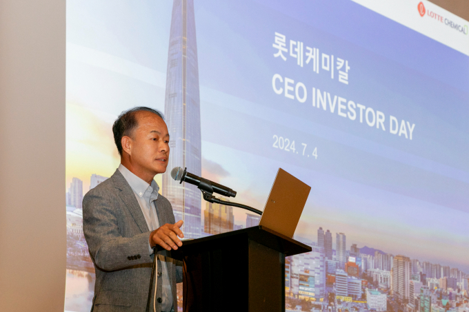이훈기 롯데케미칼 대표가 4일 오후 진행된 'CEO INVESTOR DAY'에서 회사의 전략을 발표하고 있다. /사진=롯데케미칼