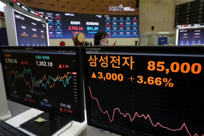 삼성전자가 깜짝 실적을 발표하며 5일 장초반 주가가 강세다.  2일 오후 서울 여의도 한국거래소에 삼성전자 종가가 전 거래일 대비 3.66% 오른 8만5000원으로 표시되고 있다. /사진=(서울=뉴스1) 이승배 기자