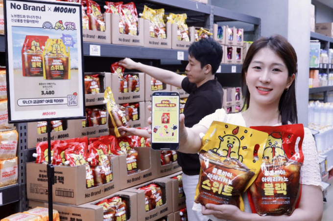 LG유플러스 직원과 노브랜드 직원이 무너크루x노브랜드 컬래버레이션 커피 2종을 소개하고 있다. /사진=LG유플러스