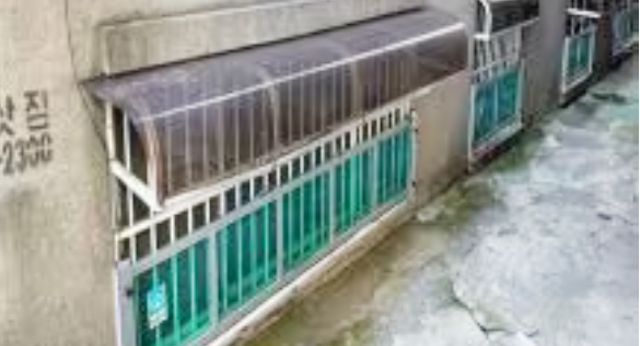 경기도 부천시 한 주택가 반지하주택세 설치한 물막이판. 사진제공=부천시