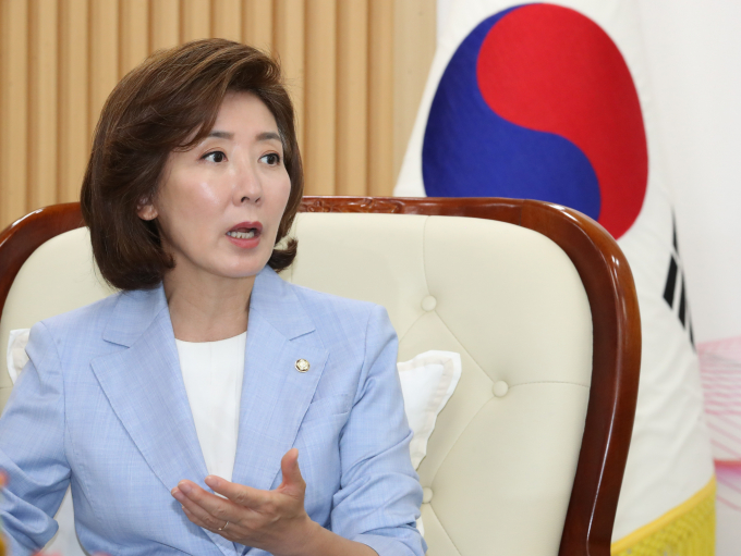 나경원 국민의힘 의원이 한동훈 전 국민의힘 비상대책위원장과 김건희 여사의 문자 메시지 논란을 언급하며 한 전 위원장에게 사과를 촉구했다. 사진은 나 의원이 지난 4일 대전시청에서 이장우 대전시장을 만나 면담을 나누는 모습. /사진=뉴스1