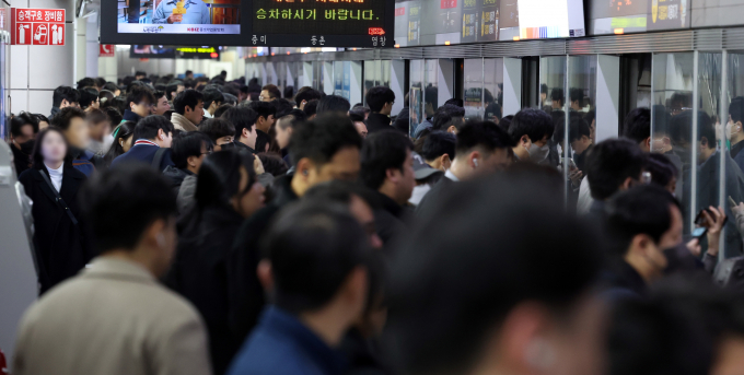  9호선 흑석역 상하선이 무정차 통과하다 지금은 정상운행중이다. 사진은 지난 2월 서울 지하철 9호선을 이용하는 시민. 사진은 기사내용과 무관. /사진=뉴스1