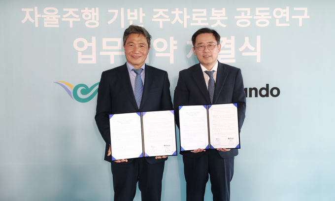 조성현 HL만도 부회장(오른쪽), 이학재 인천국제공항공사 사장(왼쪽)이 업무협약 체결 후 기념촬영을 하고 있다. /사진=HL만도