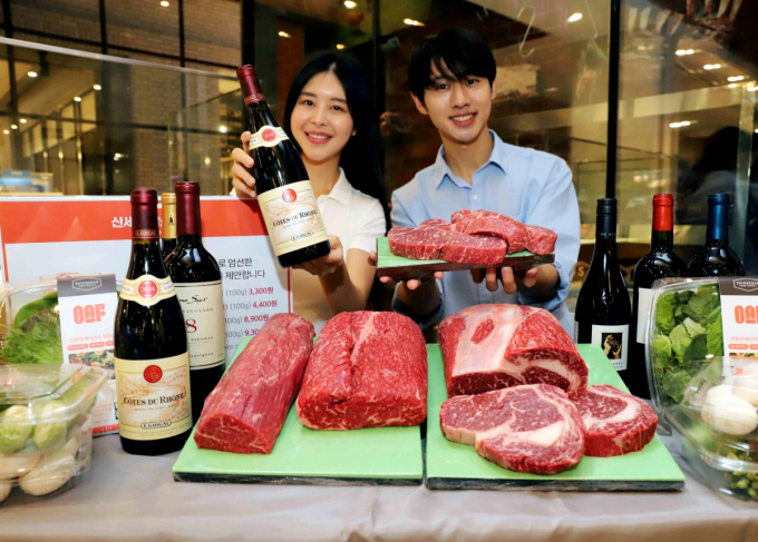 신세계백화점이 11일까지 전 점에서 '신세계 암소 데이'를 열고 소고기와 채소, 와인을 할인 판매한다. /사진=신세계백화점