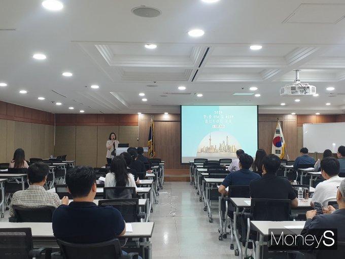  홍유영 무역협회 차이나데스크 관세사가 광주·전남 수출기업 임직원을 대상으로 '한-중 FTA와 RCEP 원산지 관리 실무 교육'을 진행하고 있다/사진=무역협회 광주·전남본부 제공.