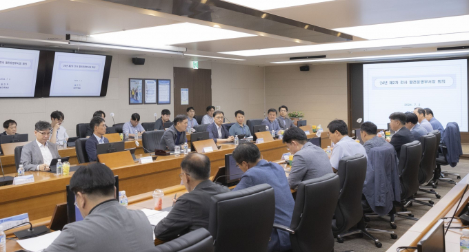 심재원 한국남부발전 기술안전부사장이 2일 부산 본사에서 여름철 전력피크 대비 안정운영 대책마련을 위한 ‘전사업소 발전운영부서장 회의’를 주재하고 있다./사진=남부발전 