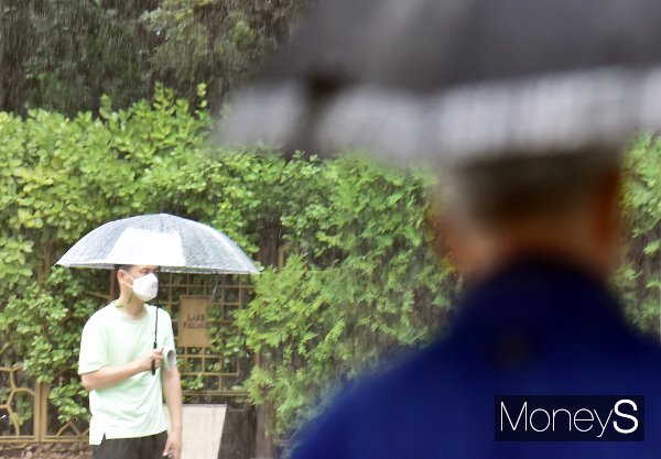 오는 6일 전국이 대체로 흐린 가운데 중부지방을 중심으로 비가 내릴 것으로 보인다. 사진은 지난 2일 장맛비가 내린 서울 도심. /사진=임한별기자 