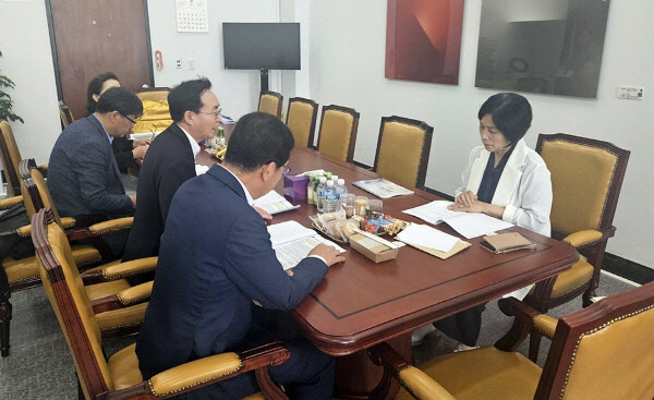 윤병태 전남 나주시장이 4일 국회를 방문해 최민희 국회 과방위원장에게 인공태양연구시설 구축 등 과학기술현안사업 지원을 건의하고 있다./사진=나주시